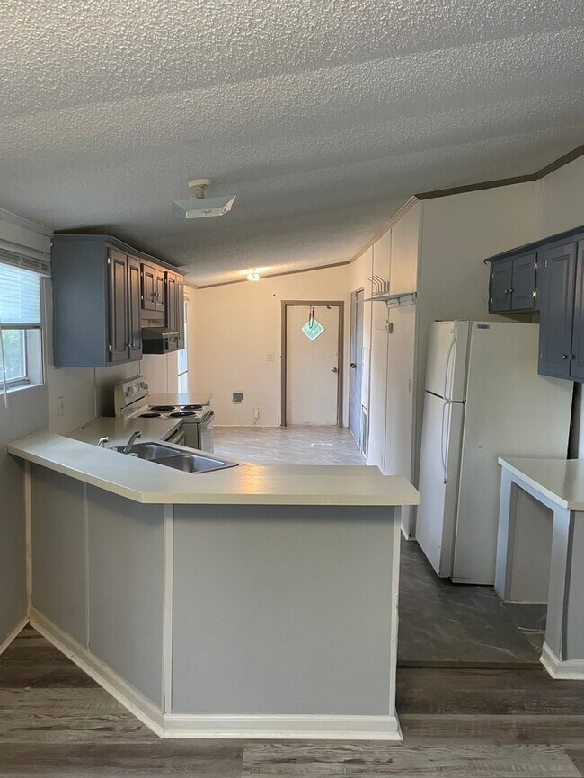 Building Photo - Great Location!