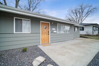 Building Photo - 1105 Julienne Dr