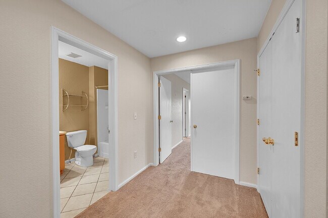 Building Photo - $2,550 - 3 Bed, 2 Bath End Unit Townhome w...