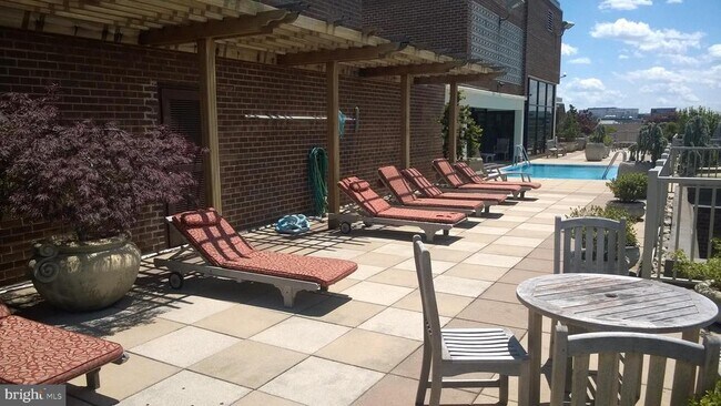 Building Photo - 1301 20th St NW