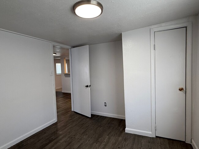 Building Photo - 1 Bed 1 Bath home with fenced yard and a s...