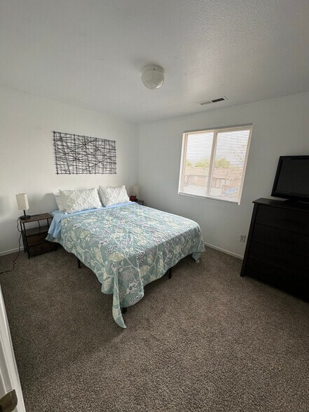 Building Photo - 1270 W Newlands Dr