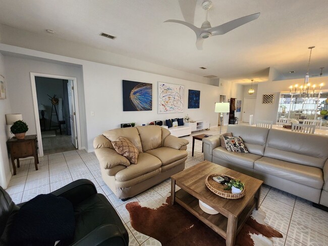 Building Photo - Beautifully Furnished Seagate Home on the ...