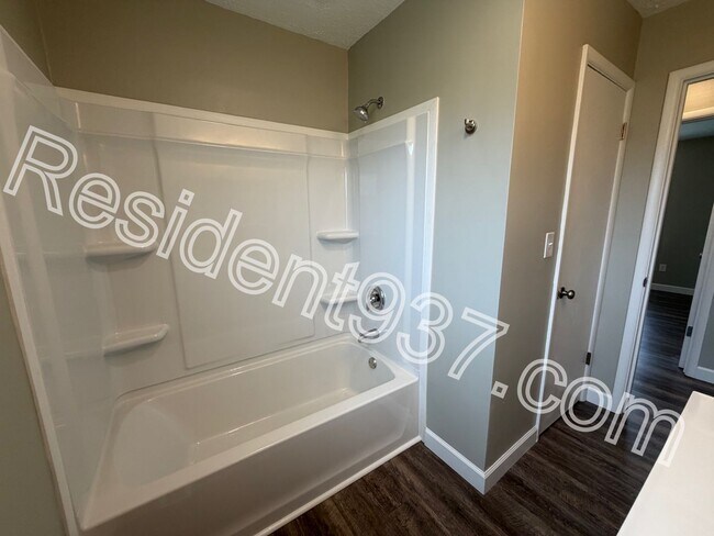 Building Photo - Completely Updated 3 bed 1 Bath home!