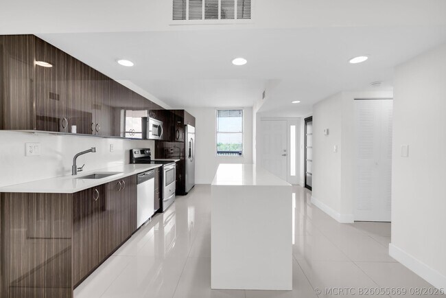 Building Photo - 2768 Carambola Cir S