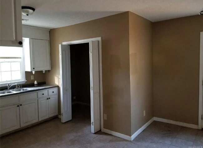 Building Photo - 3338 S Hull St