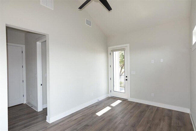 Building Photo - 2802 Lawrence Dr