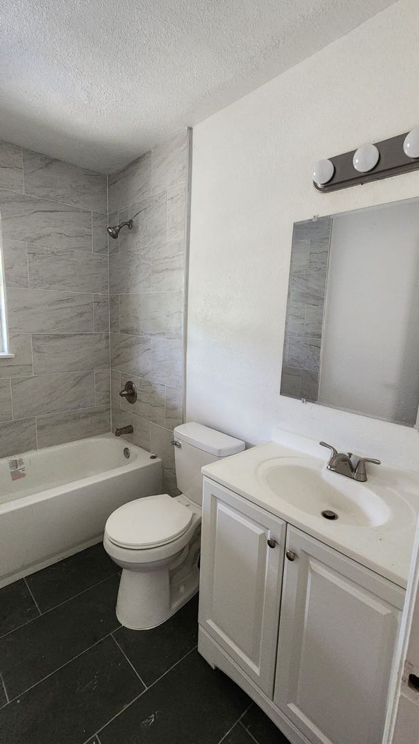 Building Photo - Renovated 4/2 Home Tampa Available Now