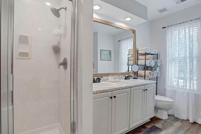 Building Photo - 3 bedroom 2.5 bath with bonus room in Lega...