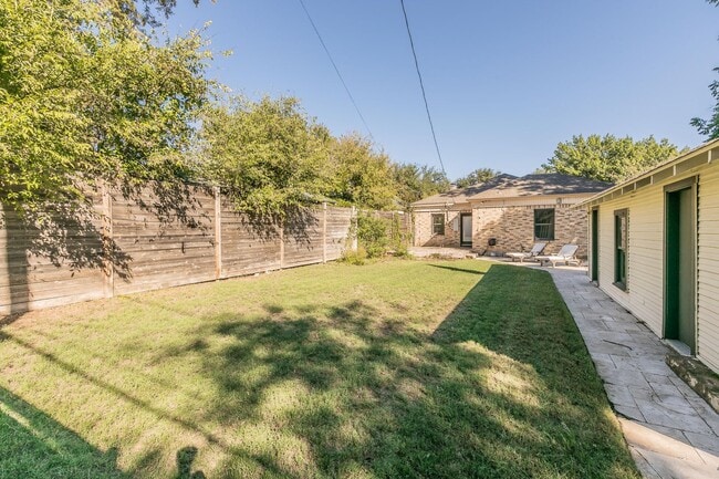 Building Photo - CHARMING and UPDATED 3/2 in The Cultural District