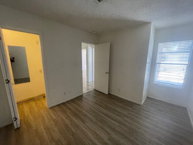 Building Photo - "Charming 3-Bed, 2-Bath Townhouse Retreat on Sylvan Oak Drive – Your Cozy Las Vegas Oasis Awaits!"