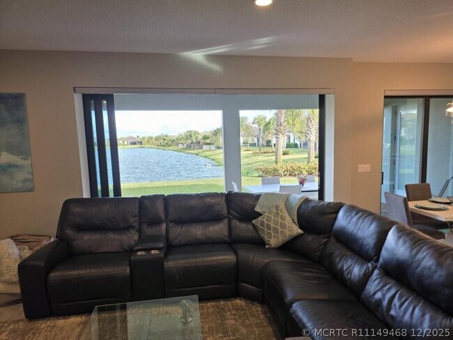 Building Photo - 527 SE Vallarta Dr