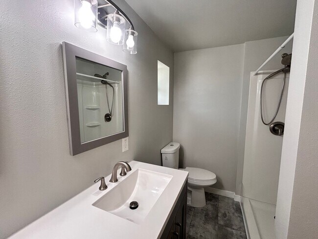 Building Photo - Completely Renovated 4 Bed, 2 Bath Home in Spokane!