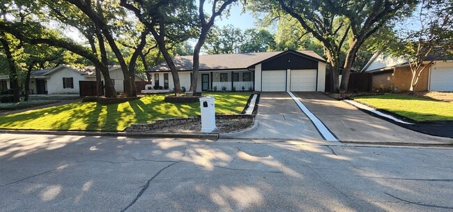 Building Photo - 3402 Yellowstone Dr