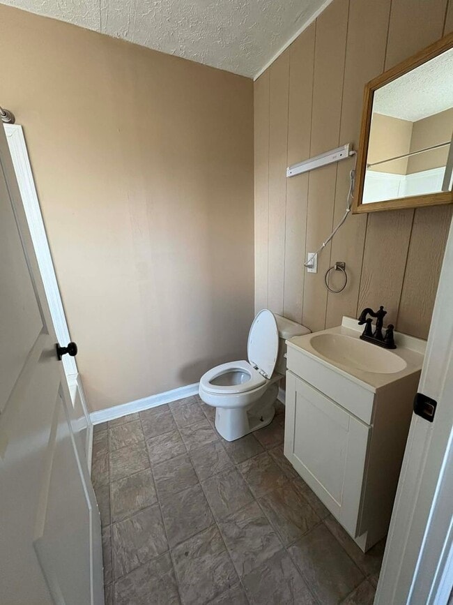 Building Photo - 3BR home with basement!