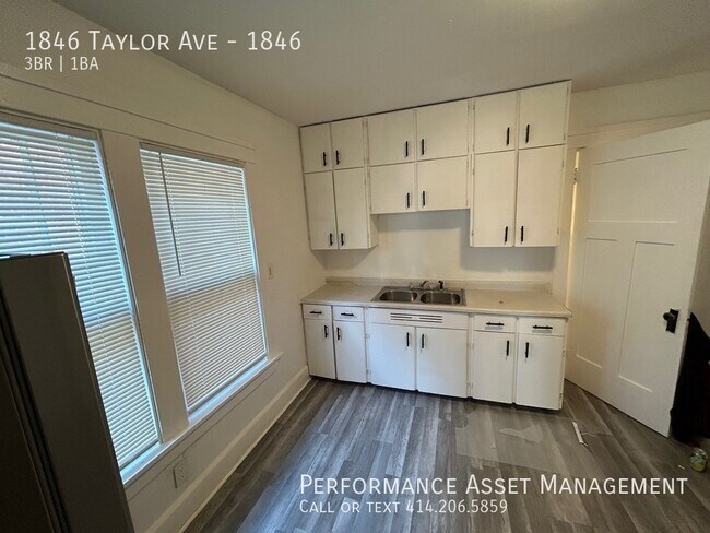 Building Photo - Glorious 3 Bedroom Lower in Racine
