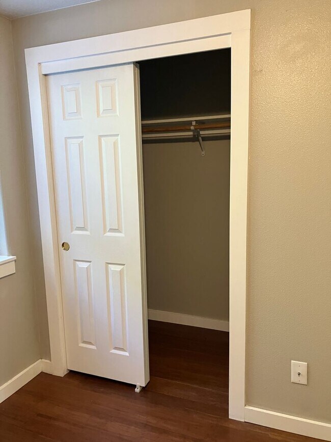 Building Photo - 3924 SE Gladstone St