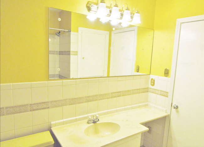 PRIMARY IN-SUITE BATHROOM - 1062 Sheridan St