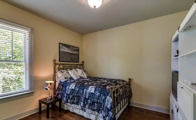 Building Photo - Cute 3 bed w/bonus space. Fenced yard. Loc...