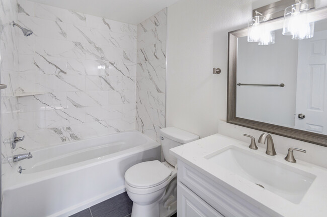 Master bathroom. - 499 Wright St