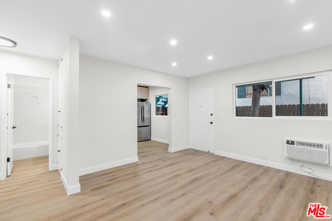 Building Photo - 1333 Barry Ave