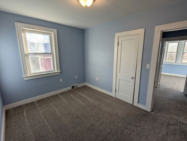 Building Photo - 3 Bedroom 1.5 Bathroom House (Greenfield)