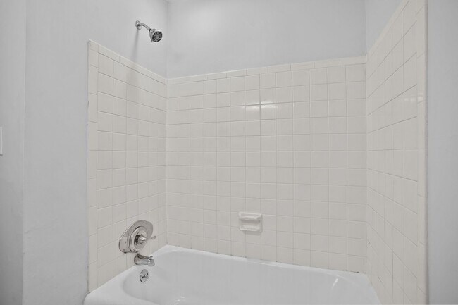 Building Photo - Renovated 2BR/1BA Condo close to shopping and the hospital