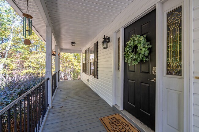 Building Photo - 3 Bedrooms, 2.5 Bathrooms - Home in Silver Creek!