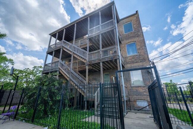 Building Photo - 317 S Homan Ave