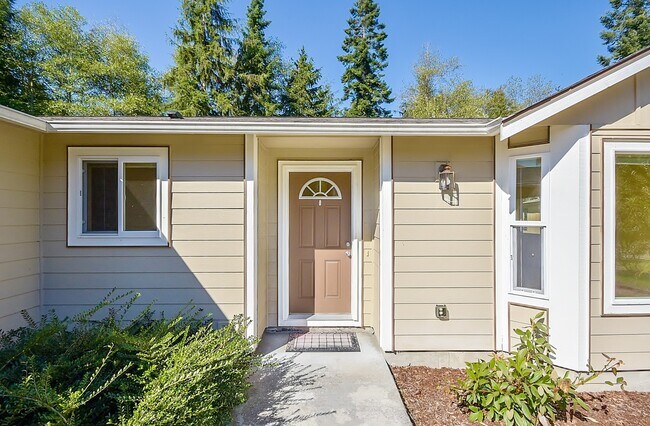 Building Photo - Spacious Coupeville Home!