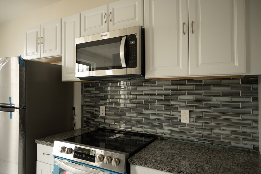 Kitchen - 374 Chestnut Hill Ave