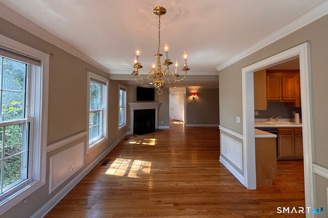 Building Photo - 405 S Pine Creek Rd