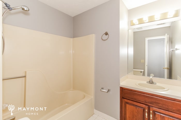 Building Photo - 7076 Lakeview Dr