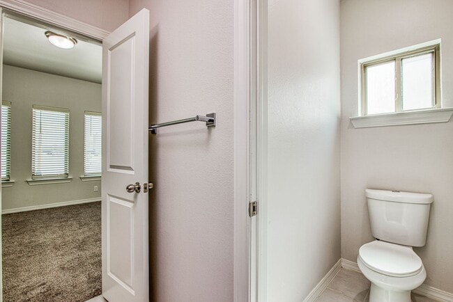 Building Photo - Beautiful  House 3 beds/3 baths. This Prop...