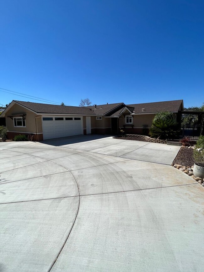 Building Photo - Move in Special!! $750 off 1st Month's Rent!!