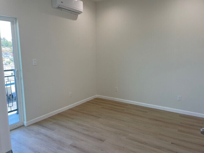 Building Photo - 1 Month Free! Luxury 4 Bedroom Home in Echo Park!
