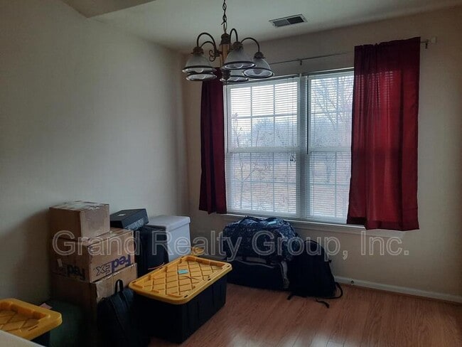 Building Photo - 1075 N Village Dr
