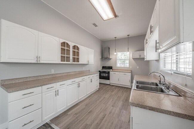 Building Photo - 401 S Anglin St