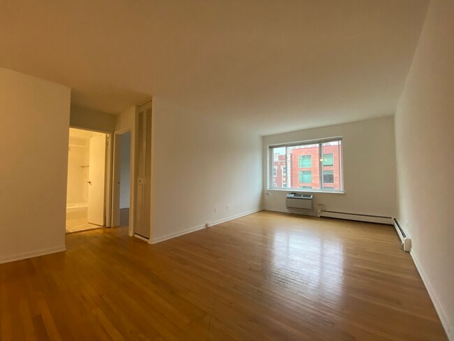 Building Photo - 516 W Melrose