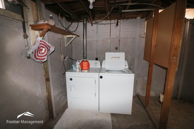 Building Photo - Awesome 4 bedroom 2 bathroom home located ...