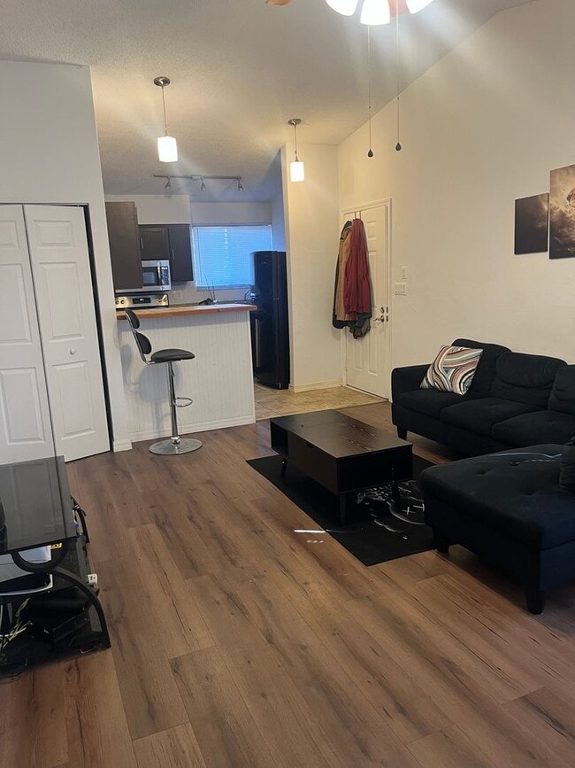 Building Photo - 2bed/2bath Townhome in Quiet Neighborhood