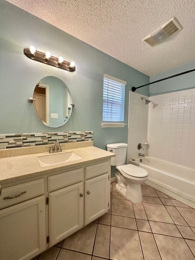 Building Photo - Move in Ready... Charming Home In The Bluf...