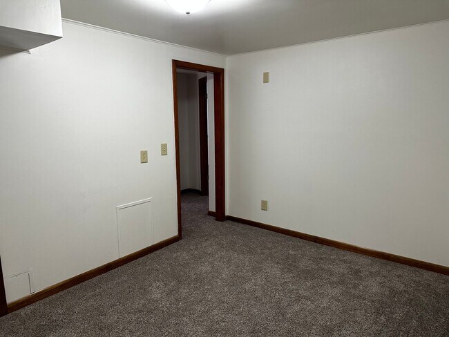 Building Photo - Pet Friendly 2 Bedroom in Delavan with Lar...