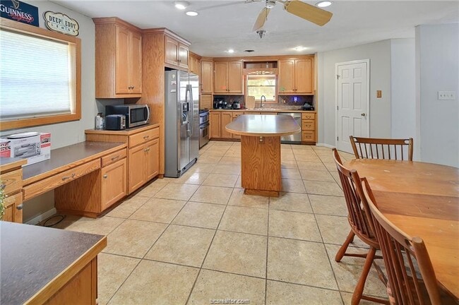 Building Photo - 305 W Brookside Dr