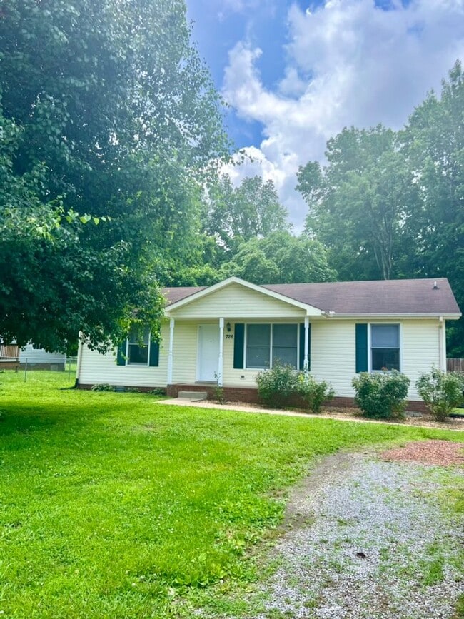 Building Photo - AVAILABLE NOW! 3 Bedroom, 1.5 Bath Home