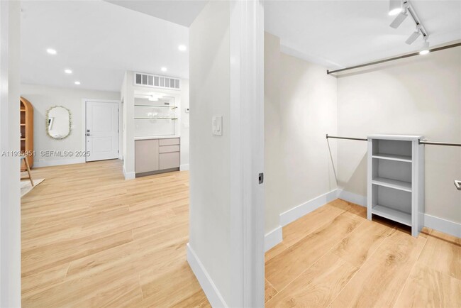 Building Photo - 10001 E Bay Harbor Dr