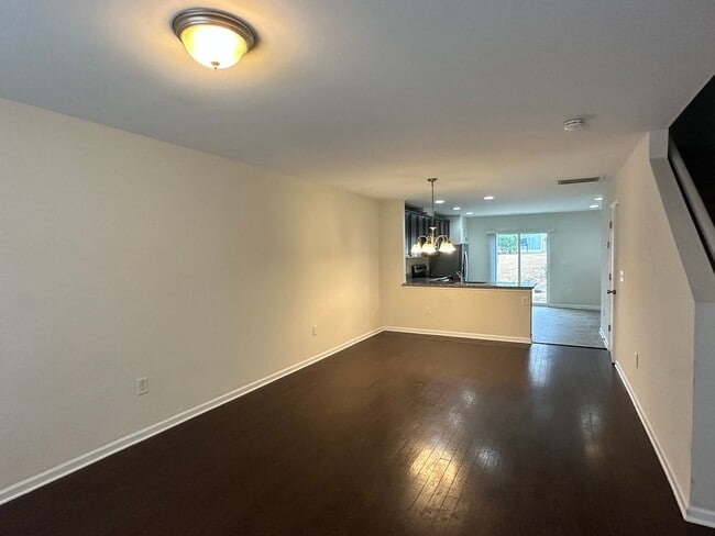 Building Photo - Spacious 3 Bed, 3.5 Bath Townhome in Desirable & Convenient Highland Creek Community!