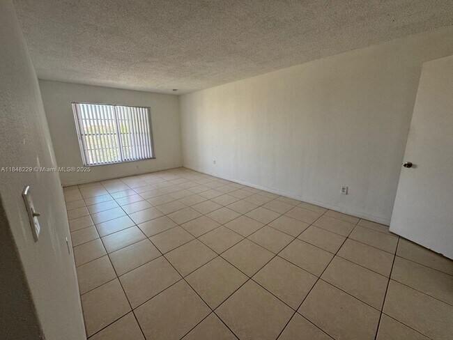 Building Photo - 9350 Fontainebleau Blvd