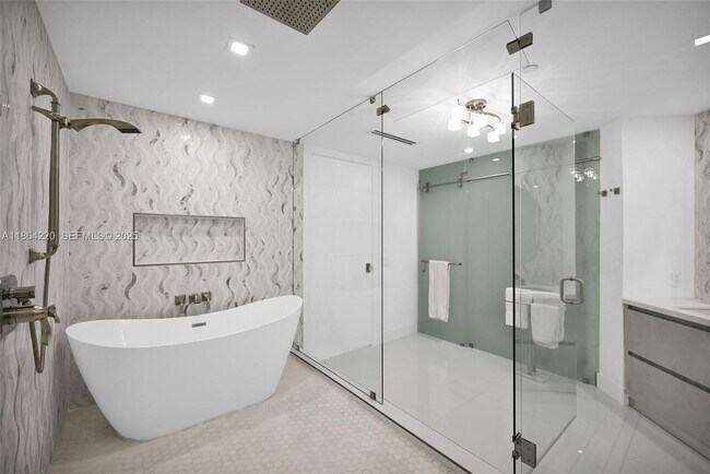 Building Photo - 16485 Collins Ave