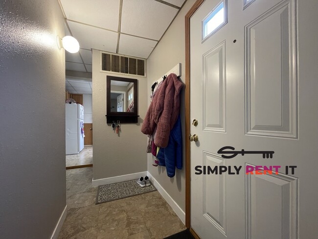 Building Photo - Tri-Plex, 2 and 3 Bedrooms On Campus! Avai...